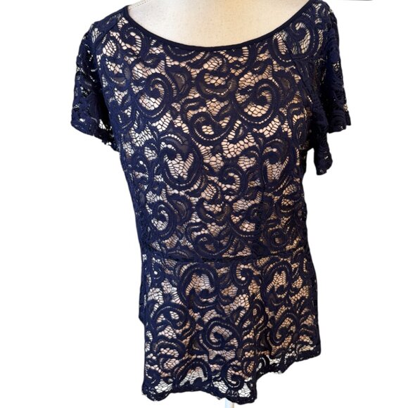 SUZANNE BETRO Tops - ❤️GORGEOUS LACE TOP w/NUDE LINING  LARGE
